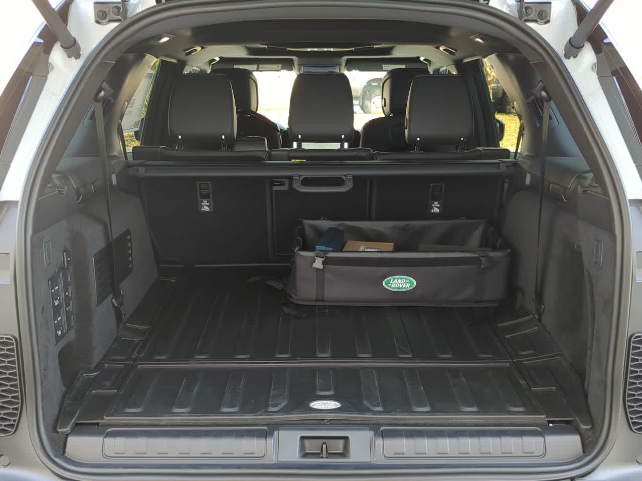 Thumbnail: 2026 Land Rover Discovery - 37