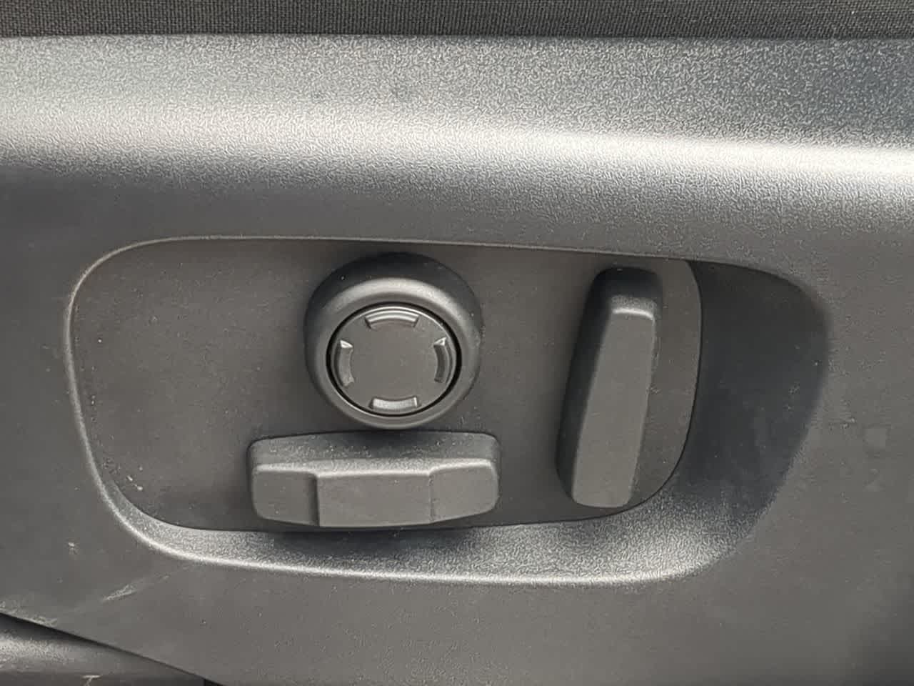 Thumbnail: 2025 Land Rover Discovery Sport - 17