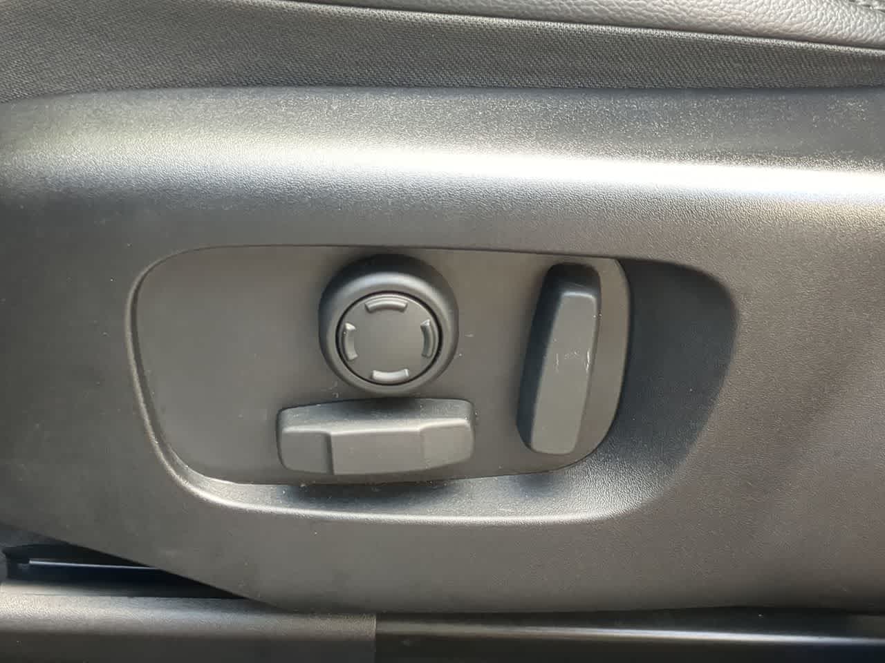 Thumbnail: 2025 Land Rover Range Rover Velar - 18