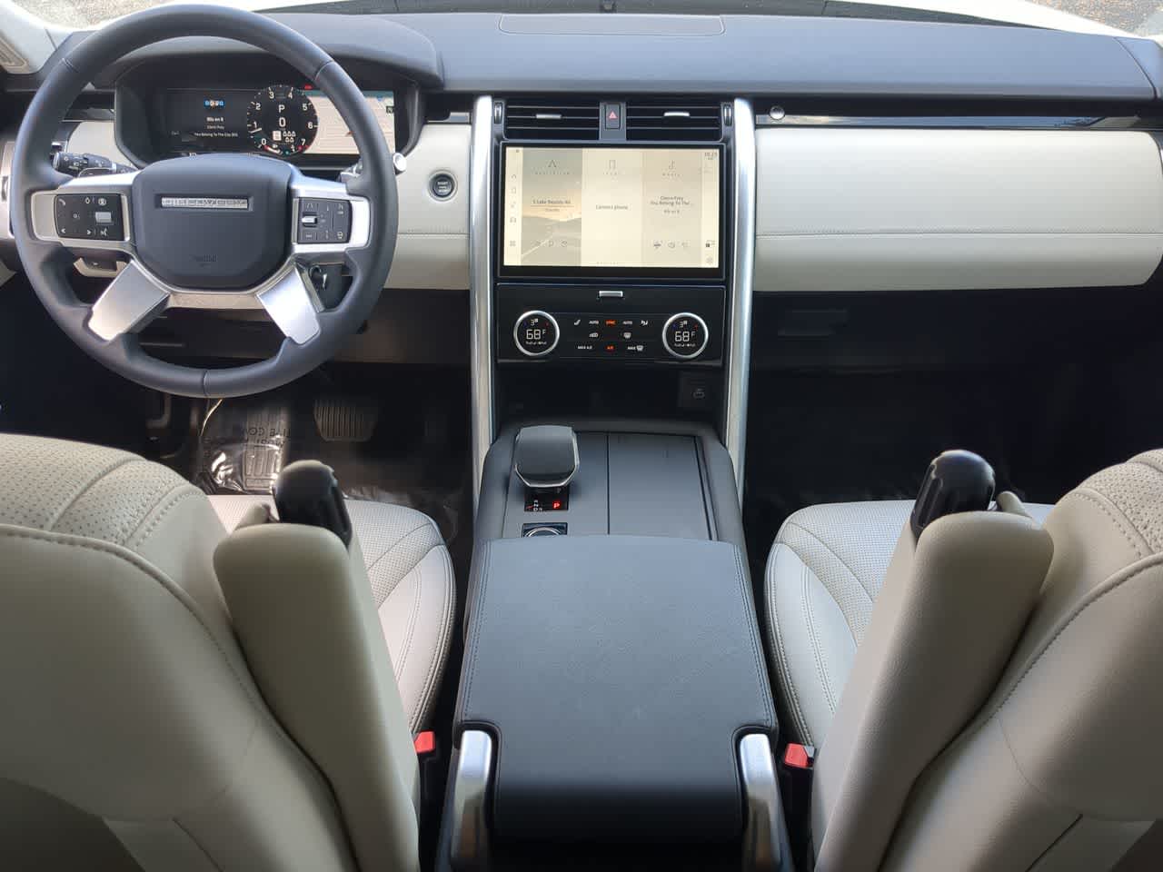 Thumbnail: 2025 Land Rover Discovery - 16