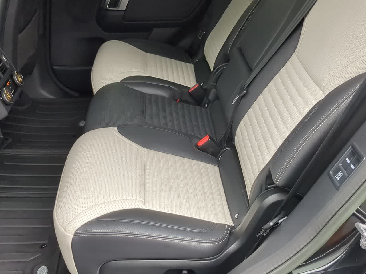 Thumbnail: 2023 Land Rover Discovery - 20