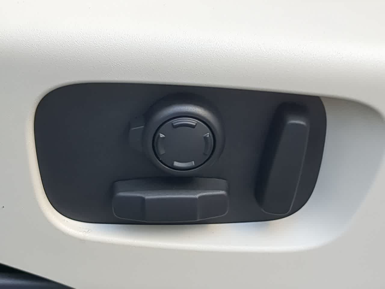 Thumbnail: 2025 Land Rover Discovery - 17