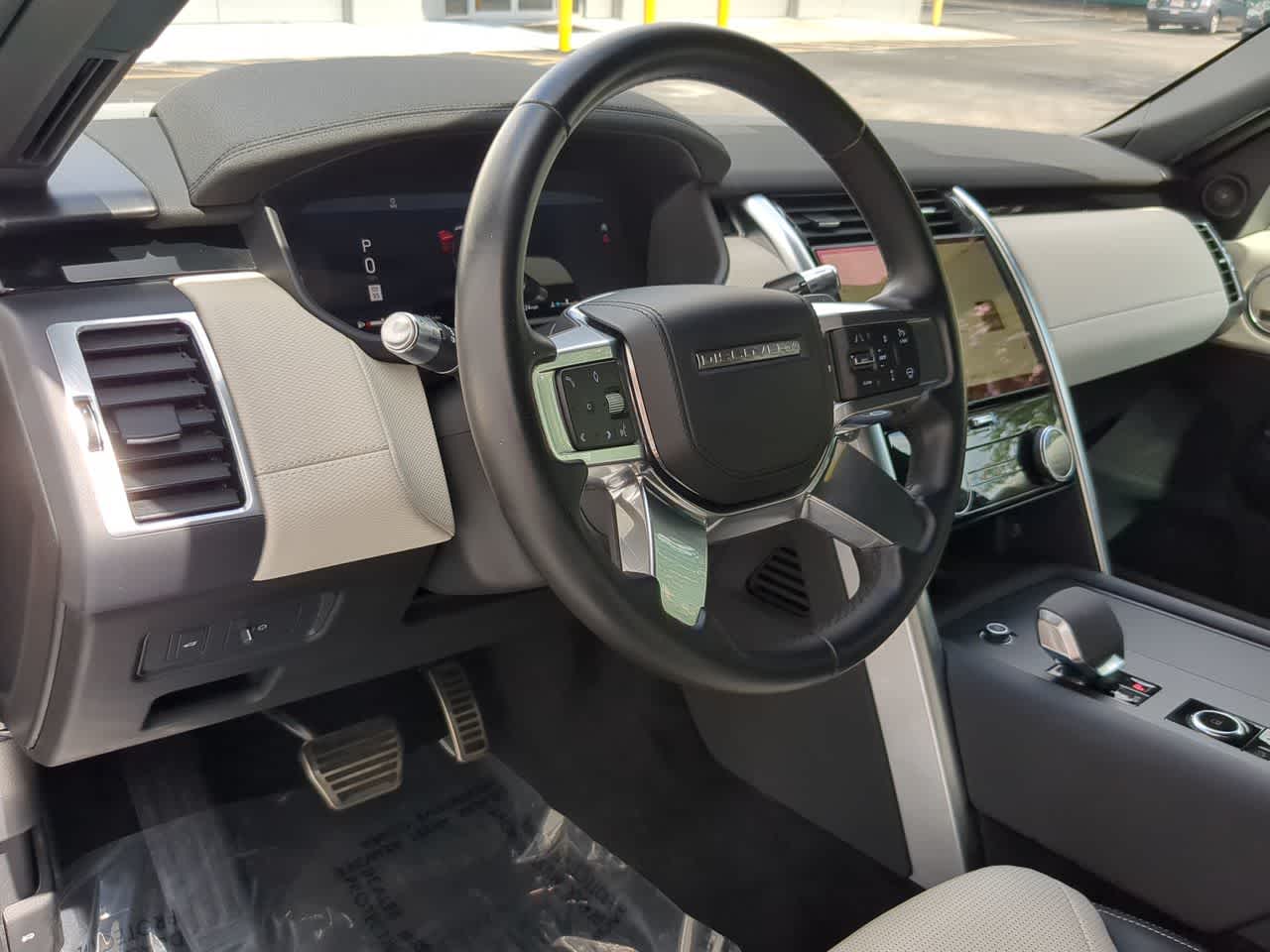 Thumbnail: 2022 Land Rover Discovery - 10