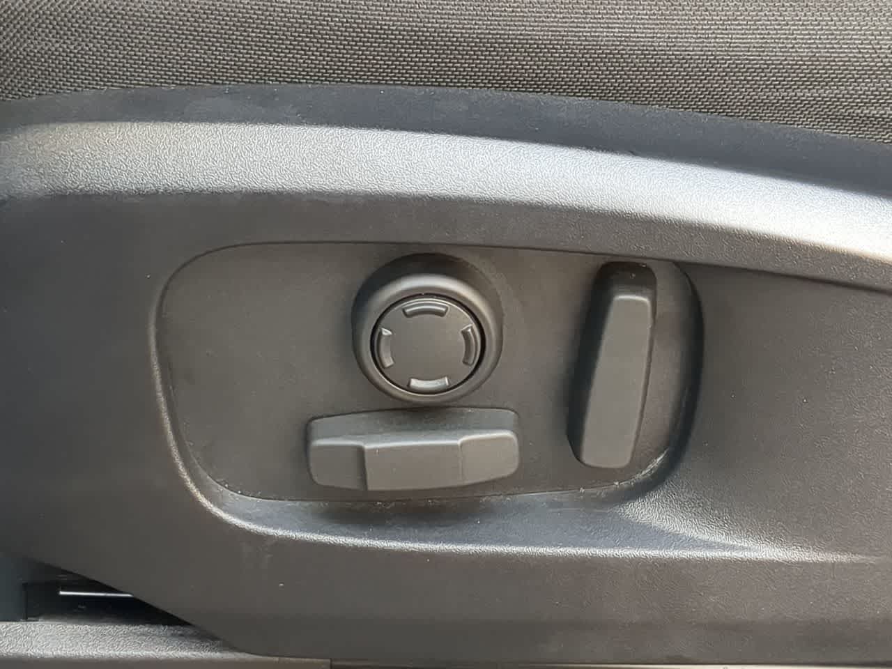 Thumbnail: 2025 Land Rover Defender - 17