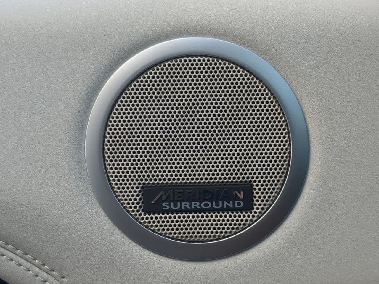 Thumbnail: 2025 Land Rover Discovery - 32