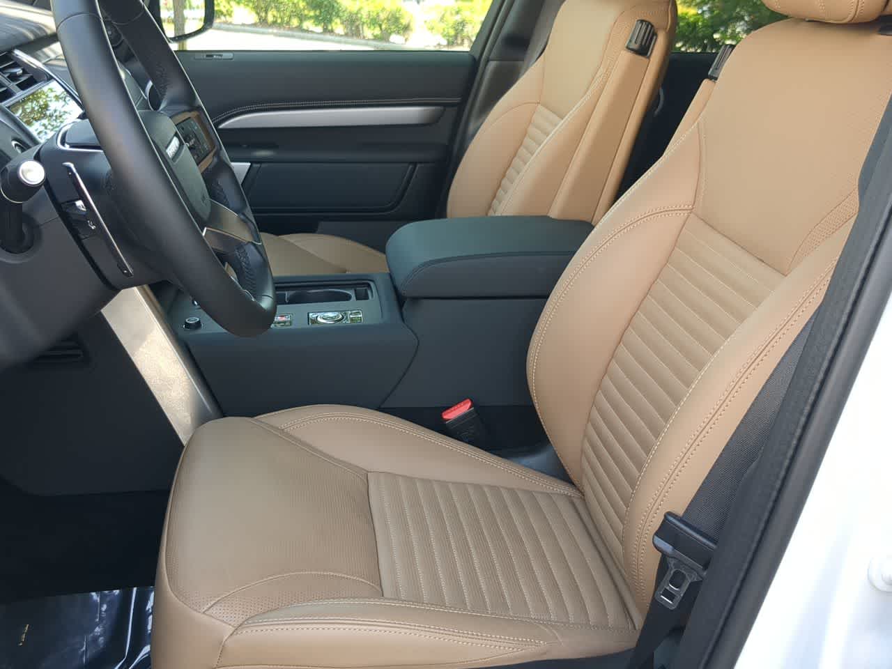 Thumbnail: 2025 Land Rover Discovery - 16