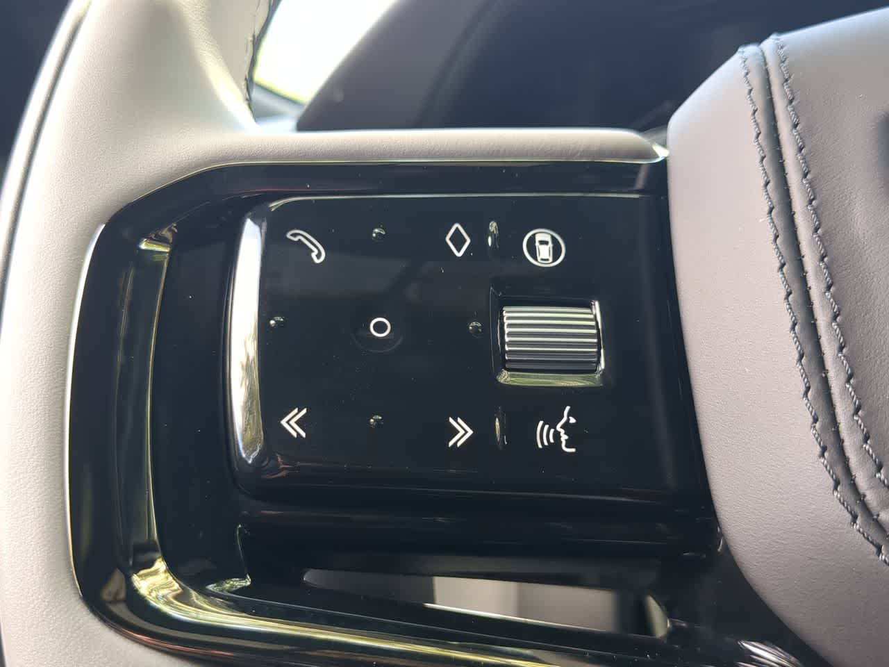 Thumbnail: 2026 Land Rover Range Rover Velar - 26
