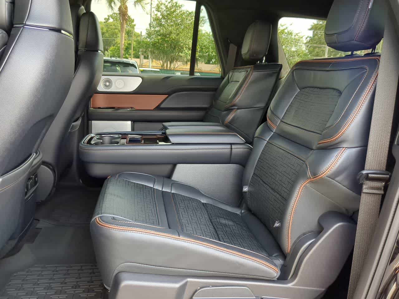 Thumbnail: 2024 Lincoln Navigator L - 20