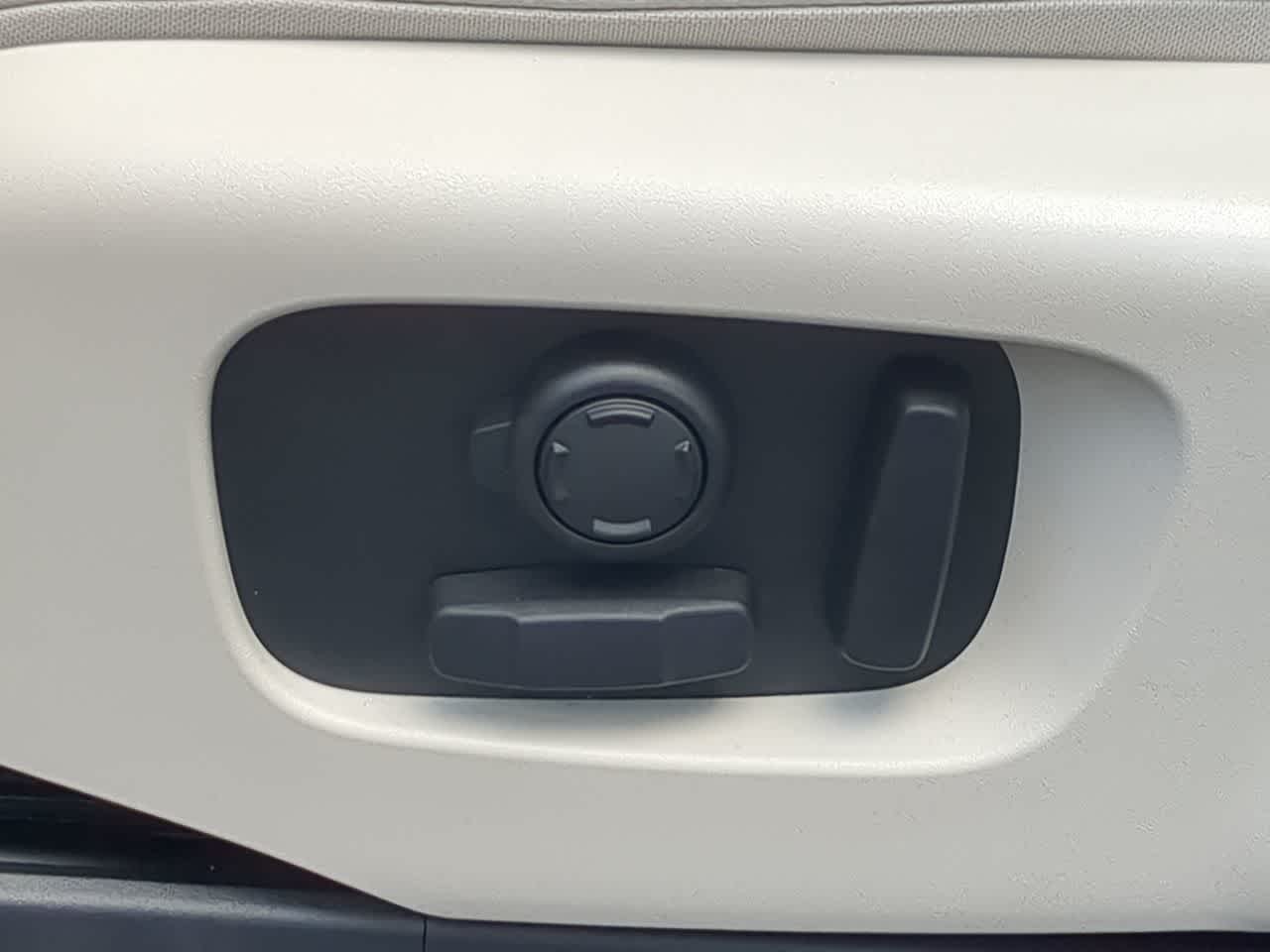 Thumbnail: 2025 Land Rover Discovery - 18