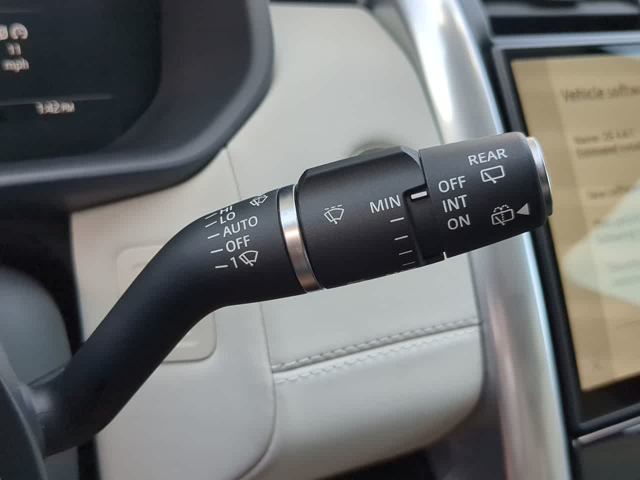 Thumbnail: 2025 Land Rover Discovery - 26