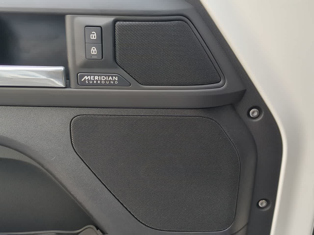 Thumbnail: 2025 Land Rover Defender - 32