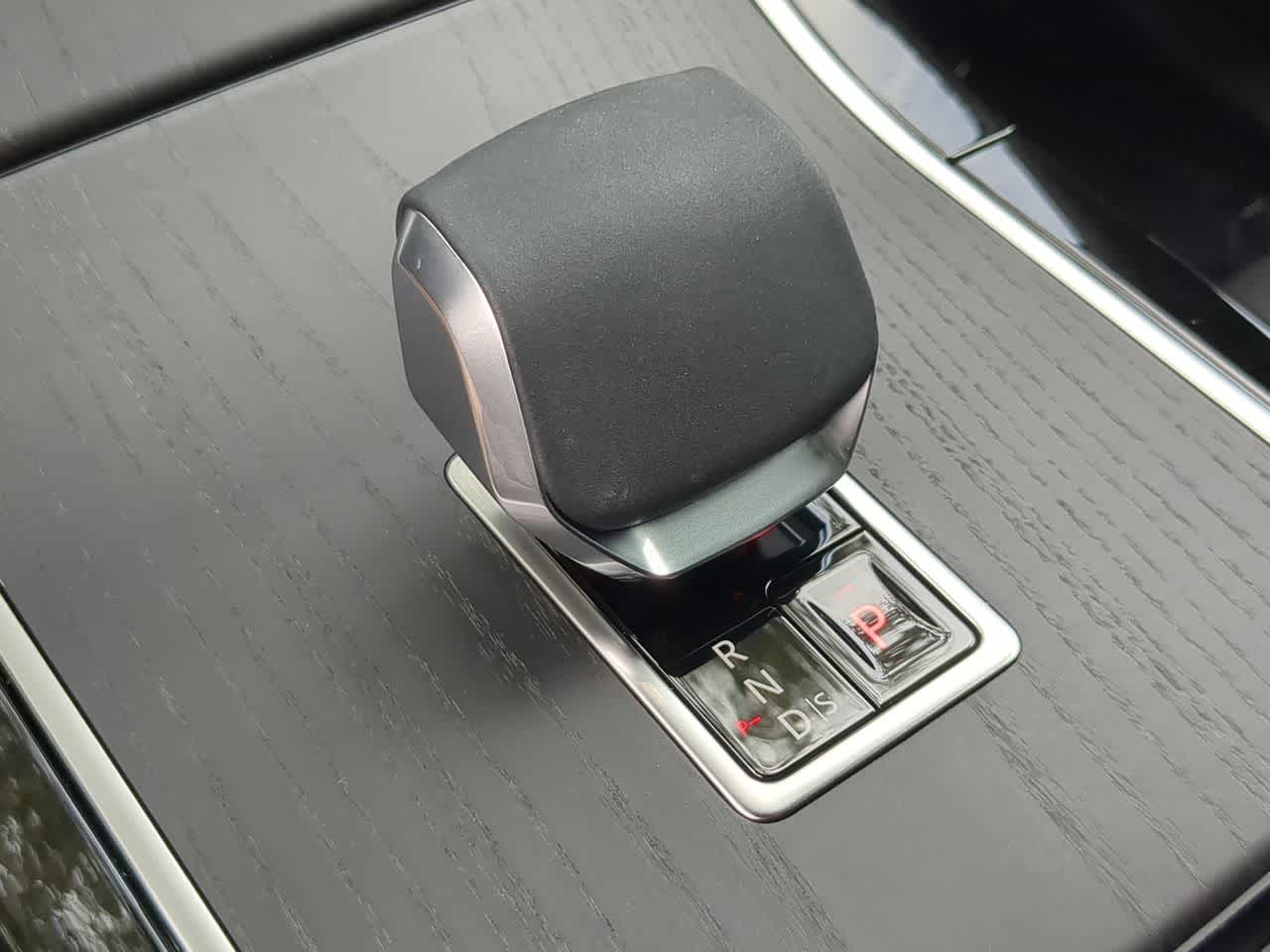 Thumbnail: 2025 Land Rover Range Rover Velar - 34