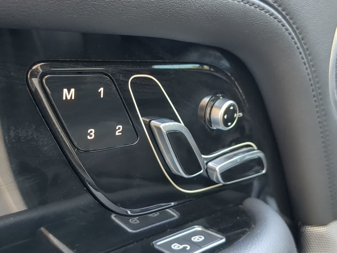 Thumbnail: 2020 Land Rover Range Rover - 16