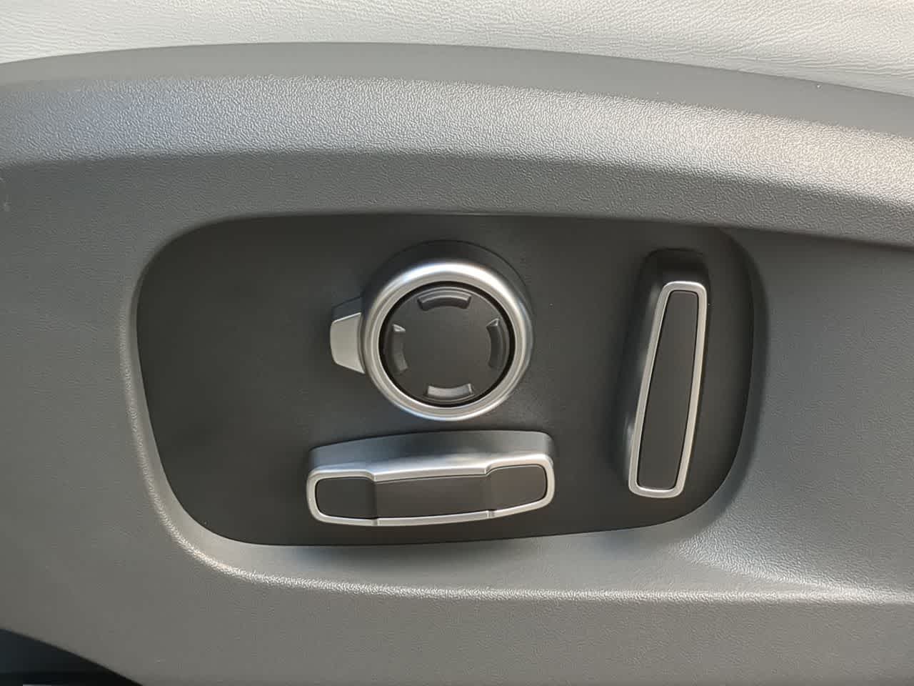 Thumbnail: 2026 Land Rover Defender - 17