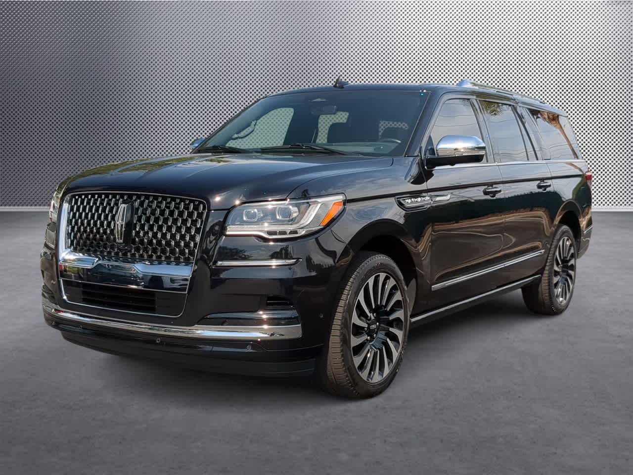 Thumbnail: 2024 Lincoln Navigator L - 4