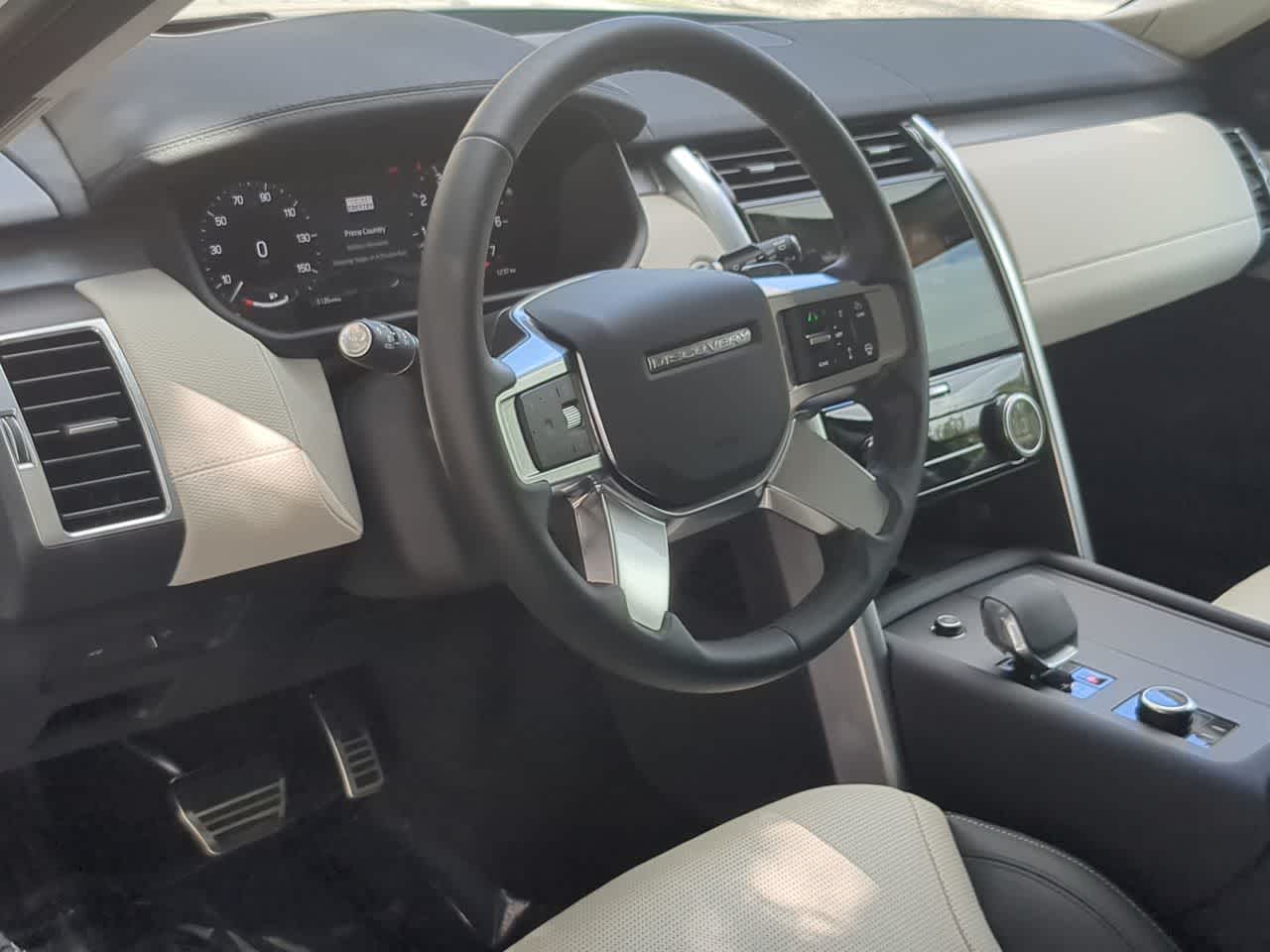 Thumbnail: 2025 Land Rover Discovery - 10