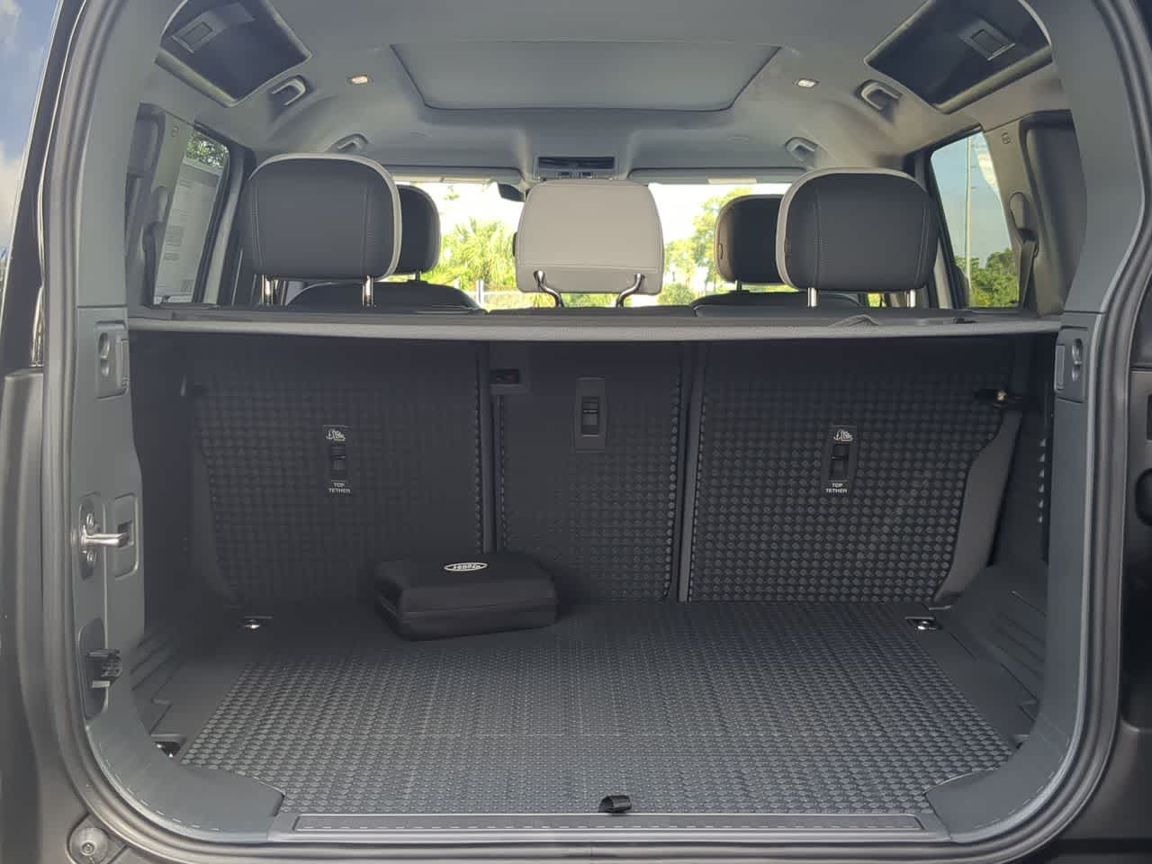 Thumbnail: 2025 Land Rover Defender - 37