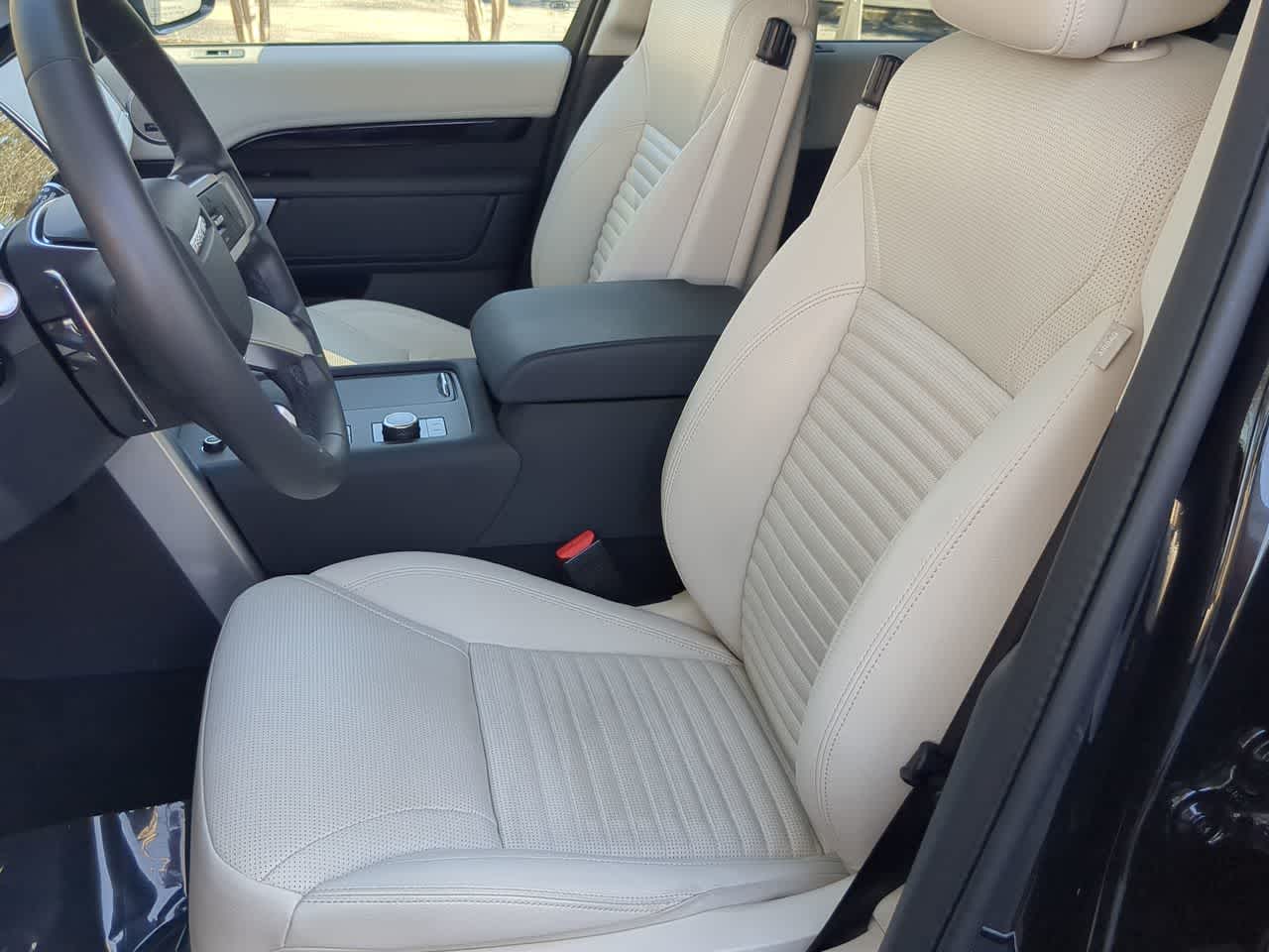 Thumbnail: 2025 Land Rover Discovery - 15