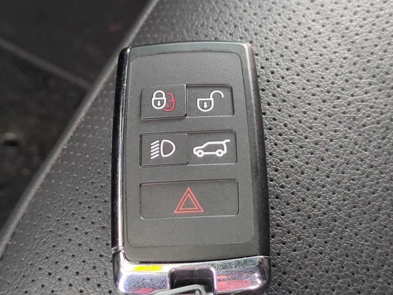 Thumbnail: 2025 Land Rover Discovery - 36