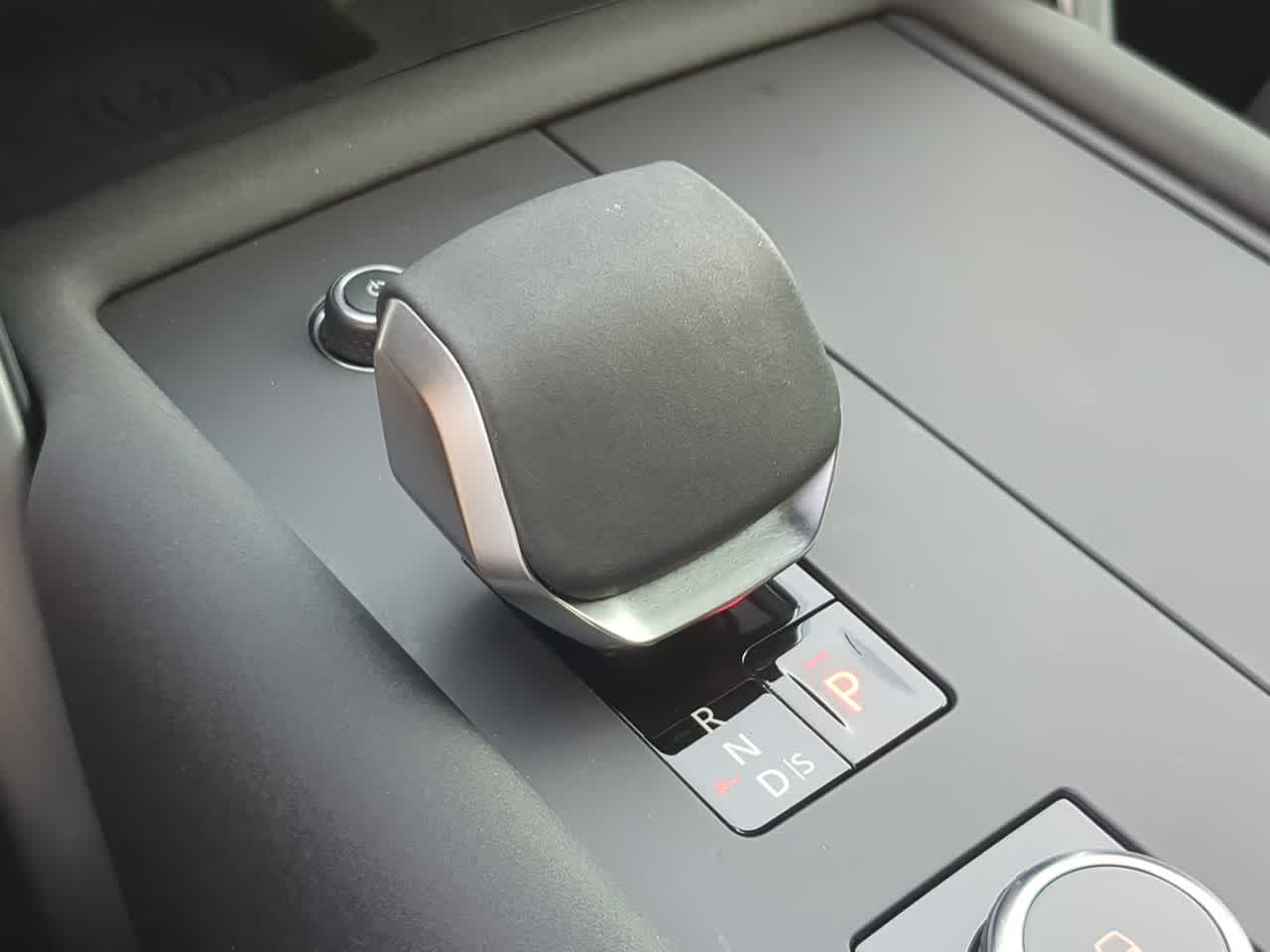 Thumbnail: 2025 Land Rover Discovery - 34