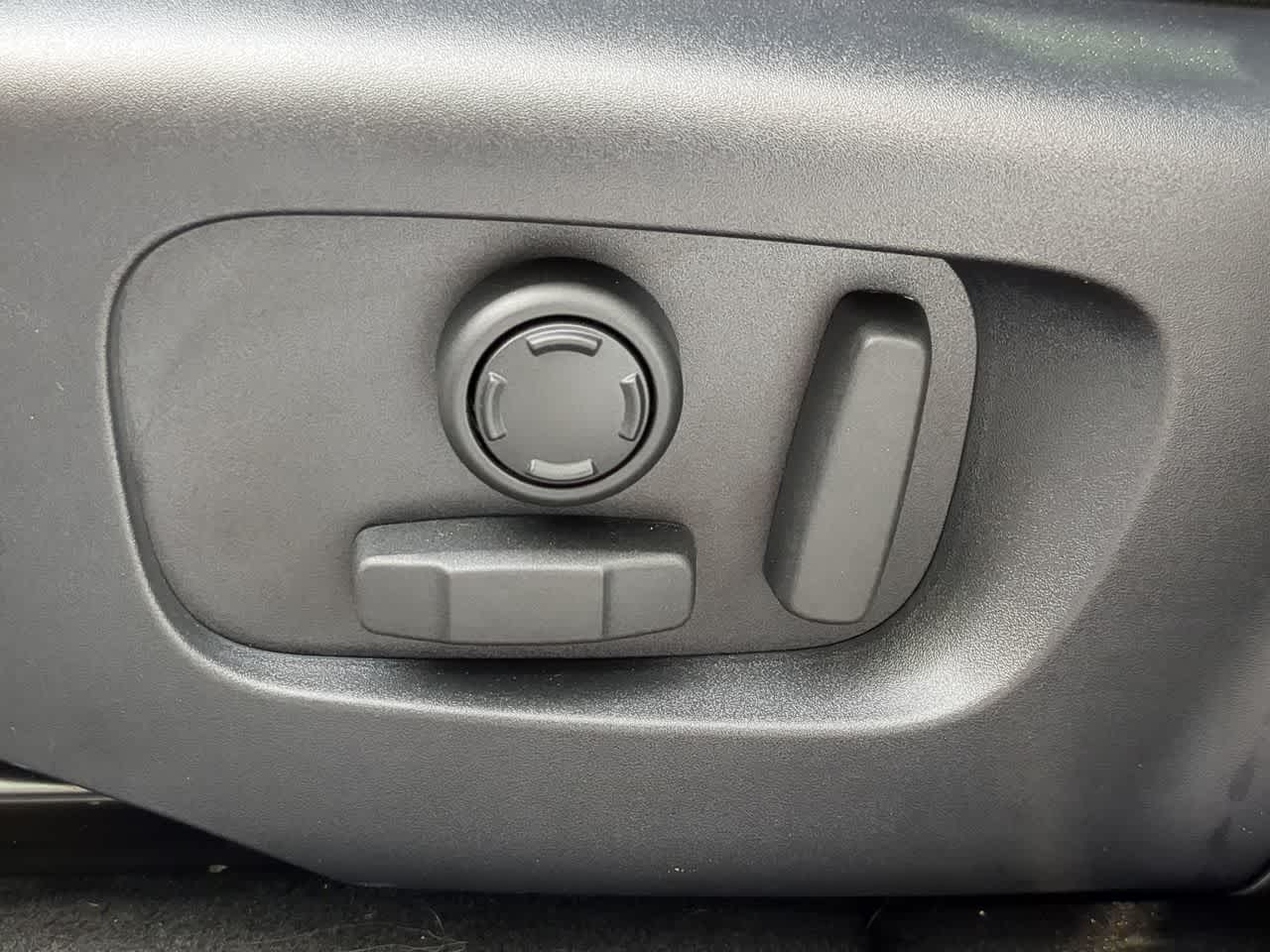 Thumbnail: 2025 Land Rover Range Rover Evoque - 16