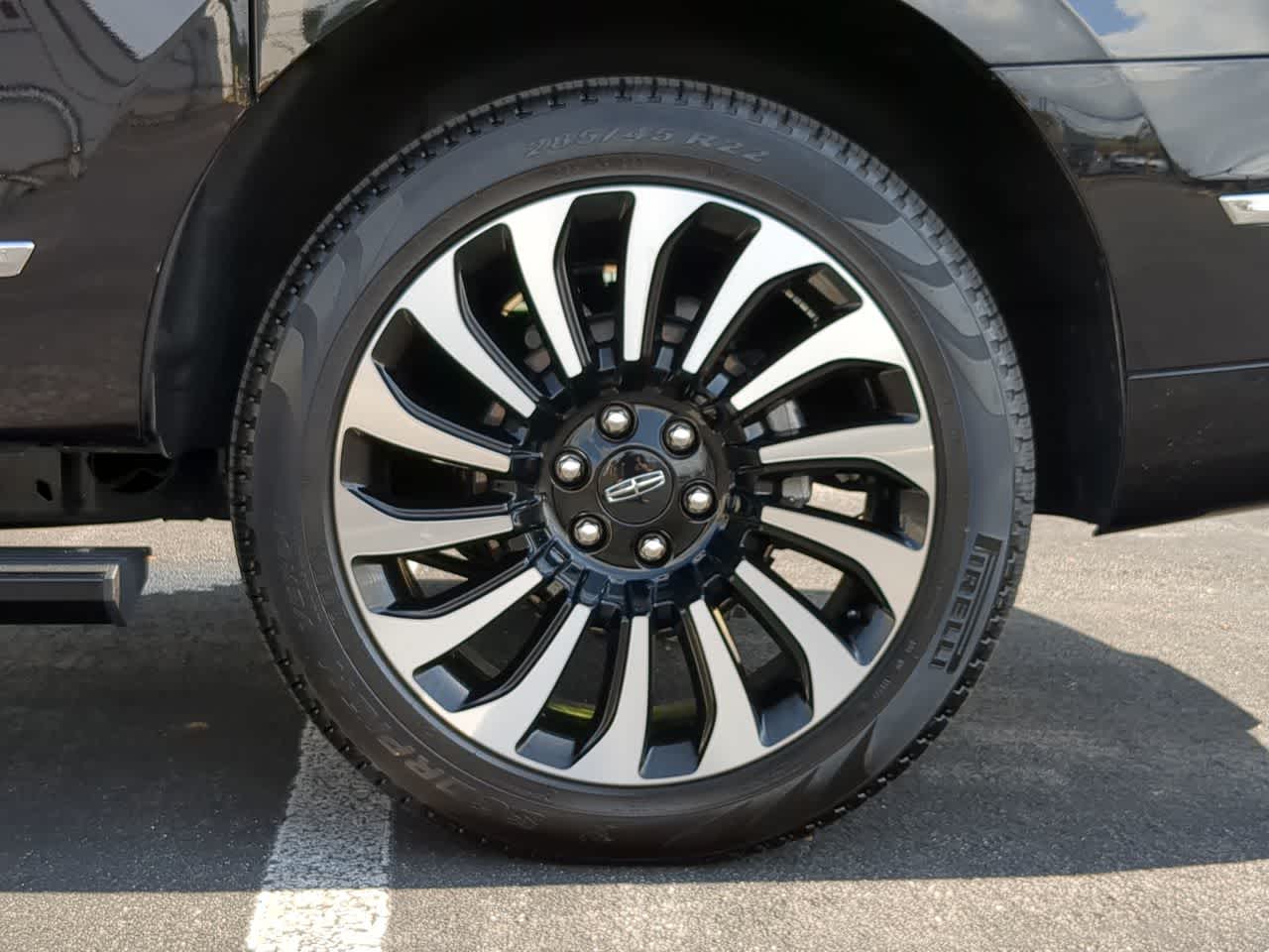 Thumbnail: 2024 Lincoln Navigator L - 13