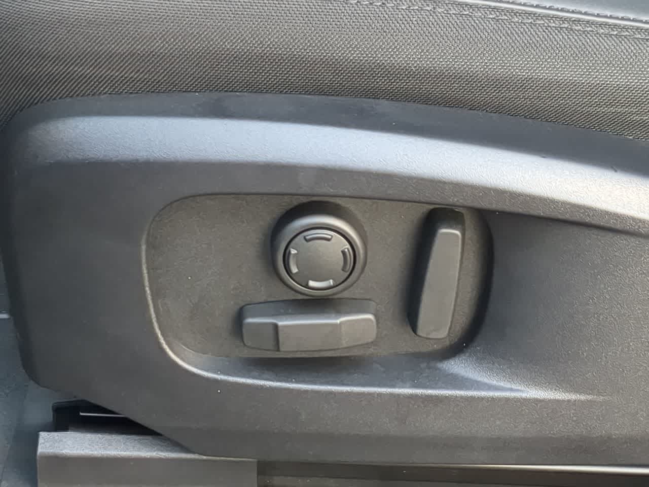 Thumbnail: 2025 Land Rover Defender - 17