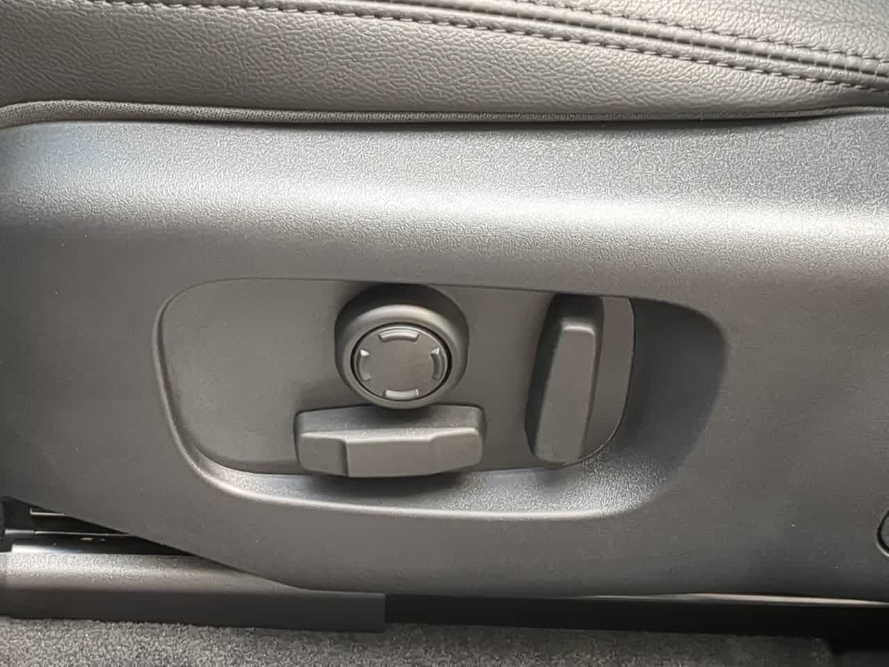 Thumbnail: 2026 Land Rover Range Rover Velar - 18