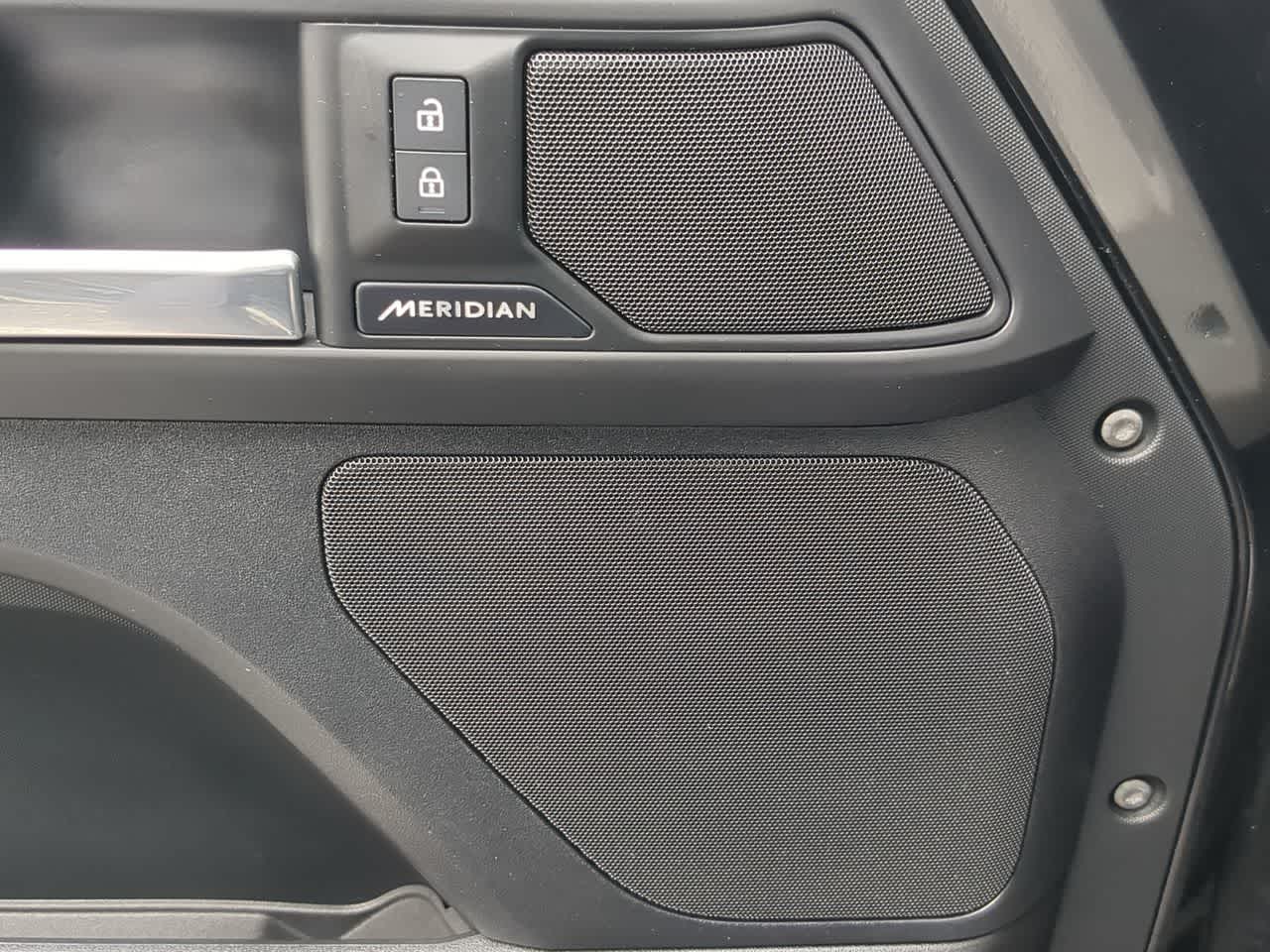 Thumbnail: 2025 Land Rover Defender - 32