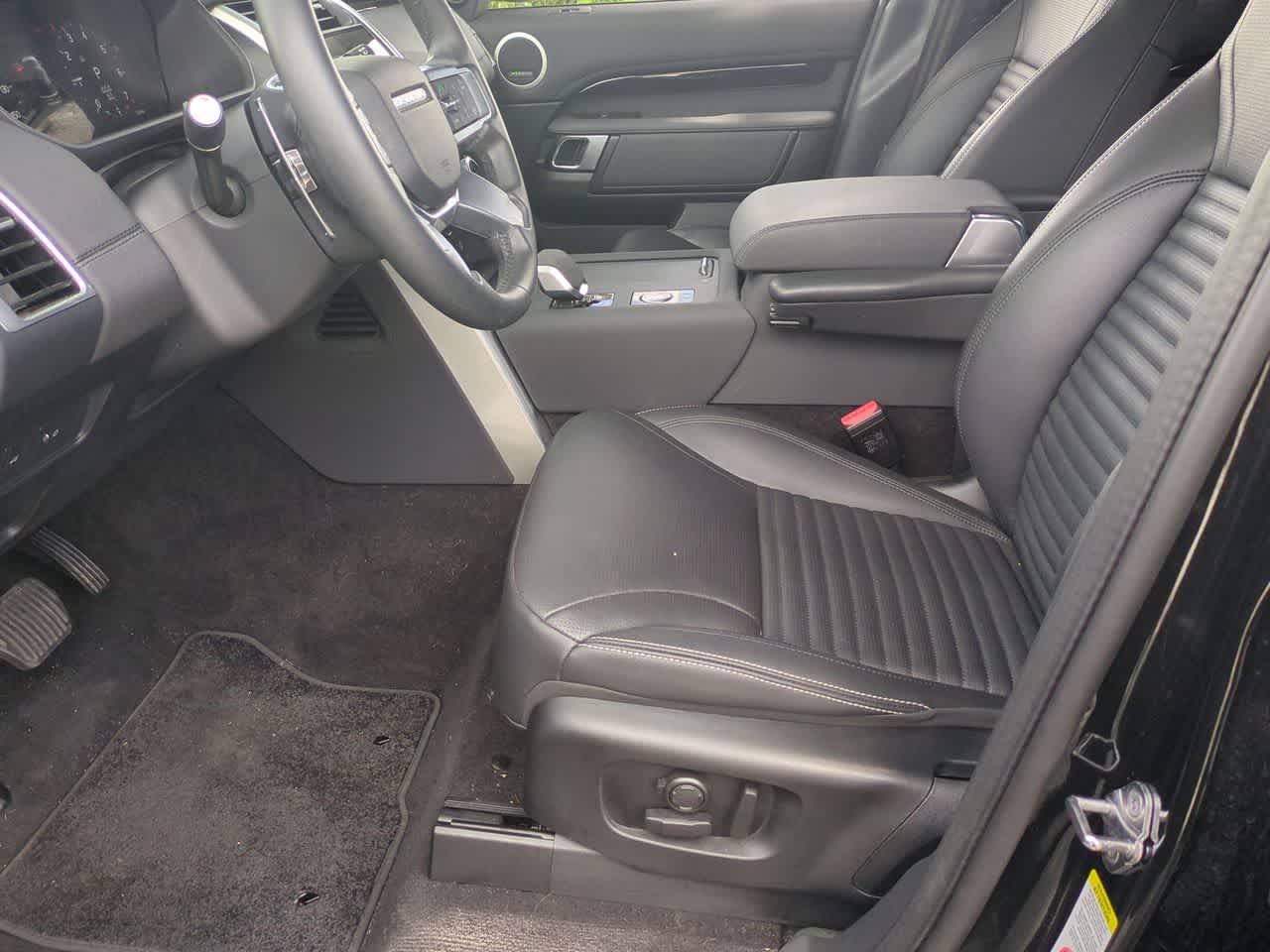 Thumbnail: 2025 Land Rover Discovery - 16