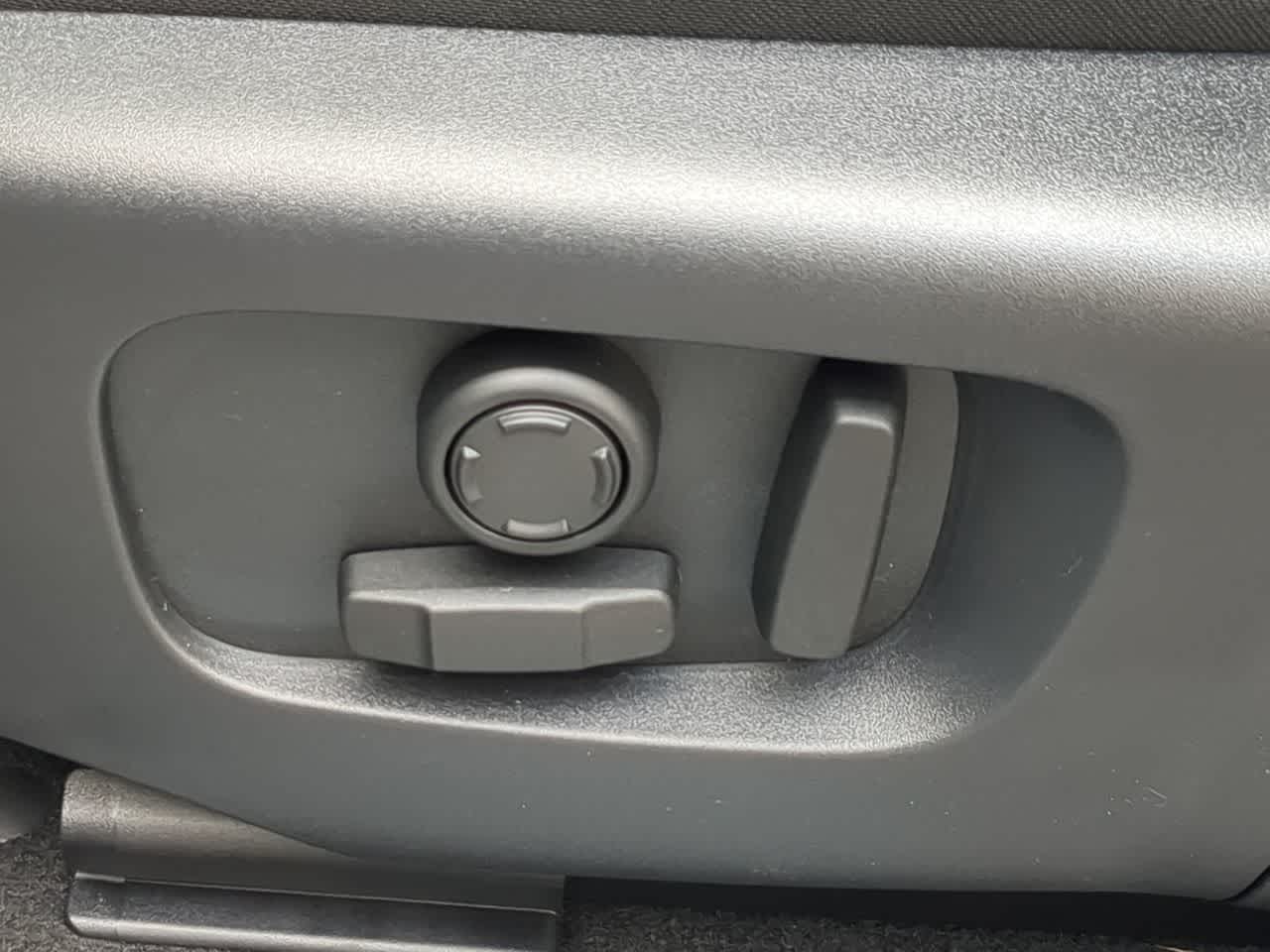 Thumbnail: 2026 Land Rover Range Rover Evoque - 17