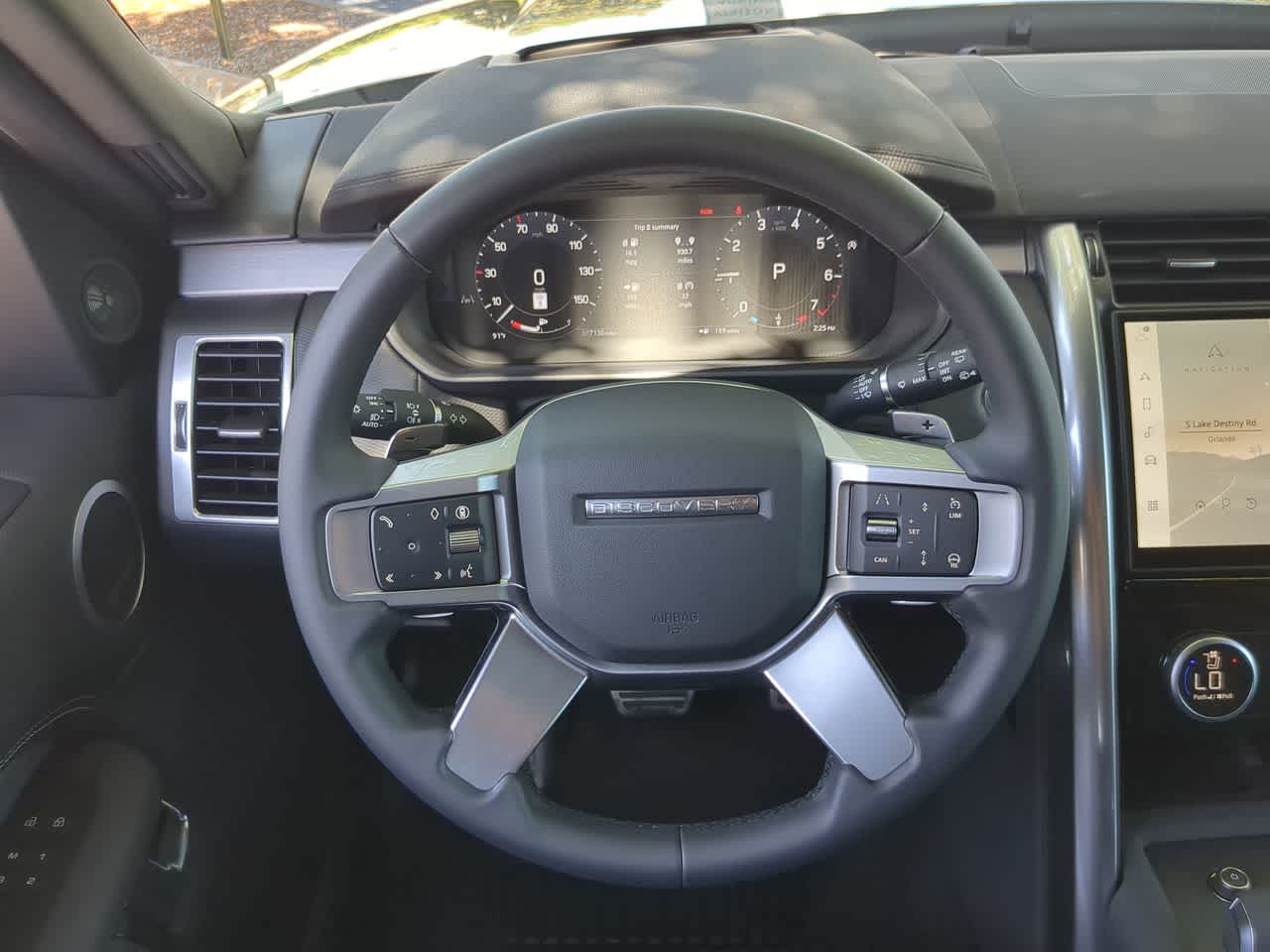 Thumbnail: 2025 Land Rover Discovery - 25