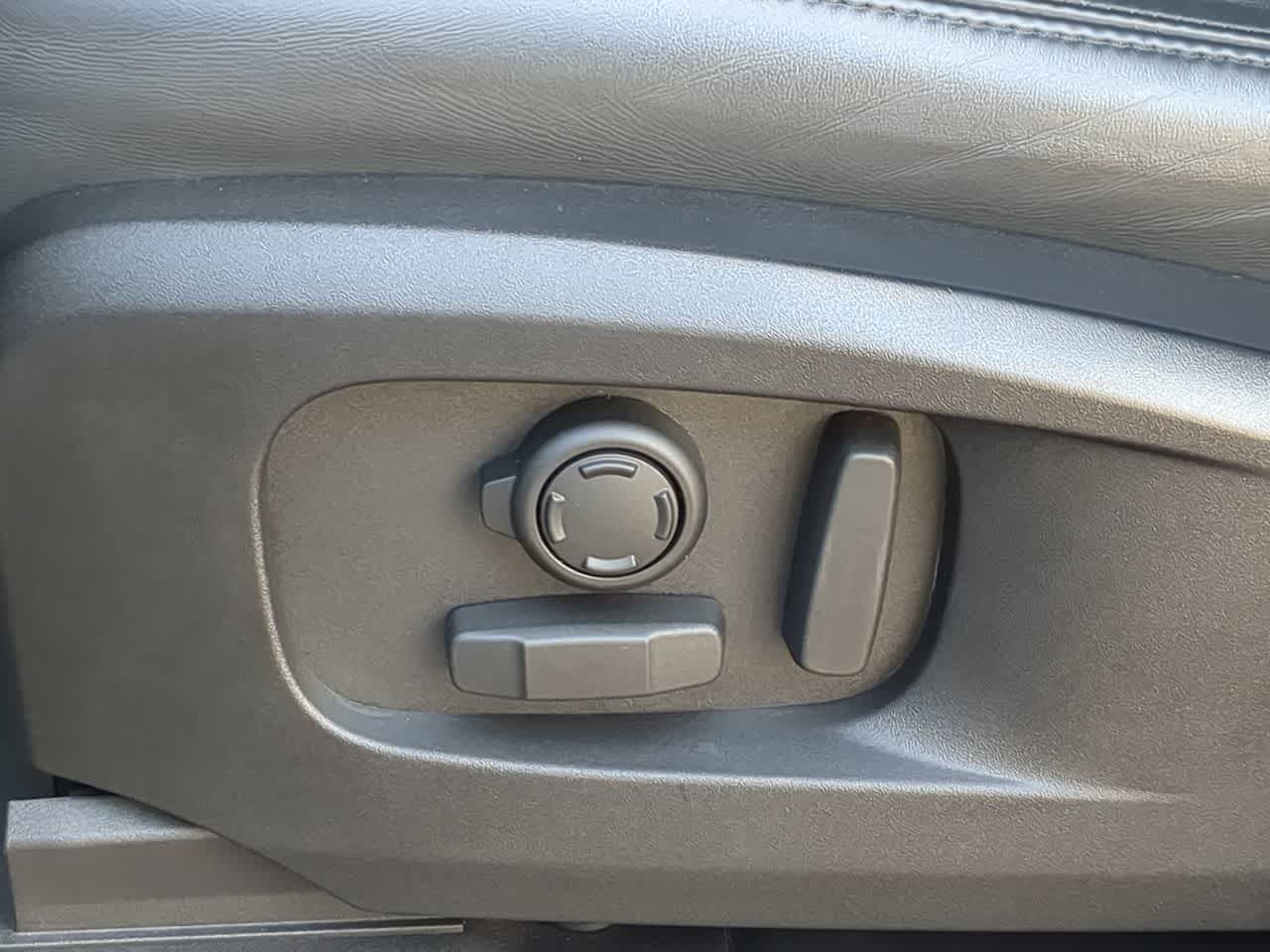 Thumbnail: 2022 Land Rover Defender - 18