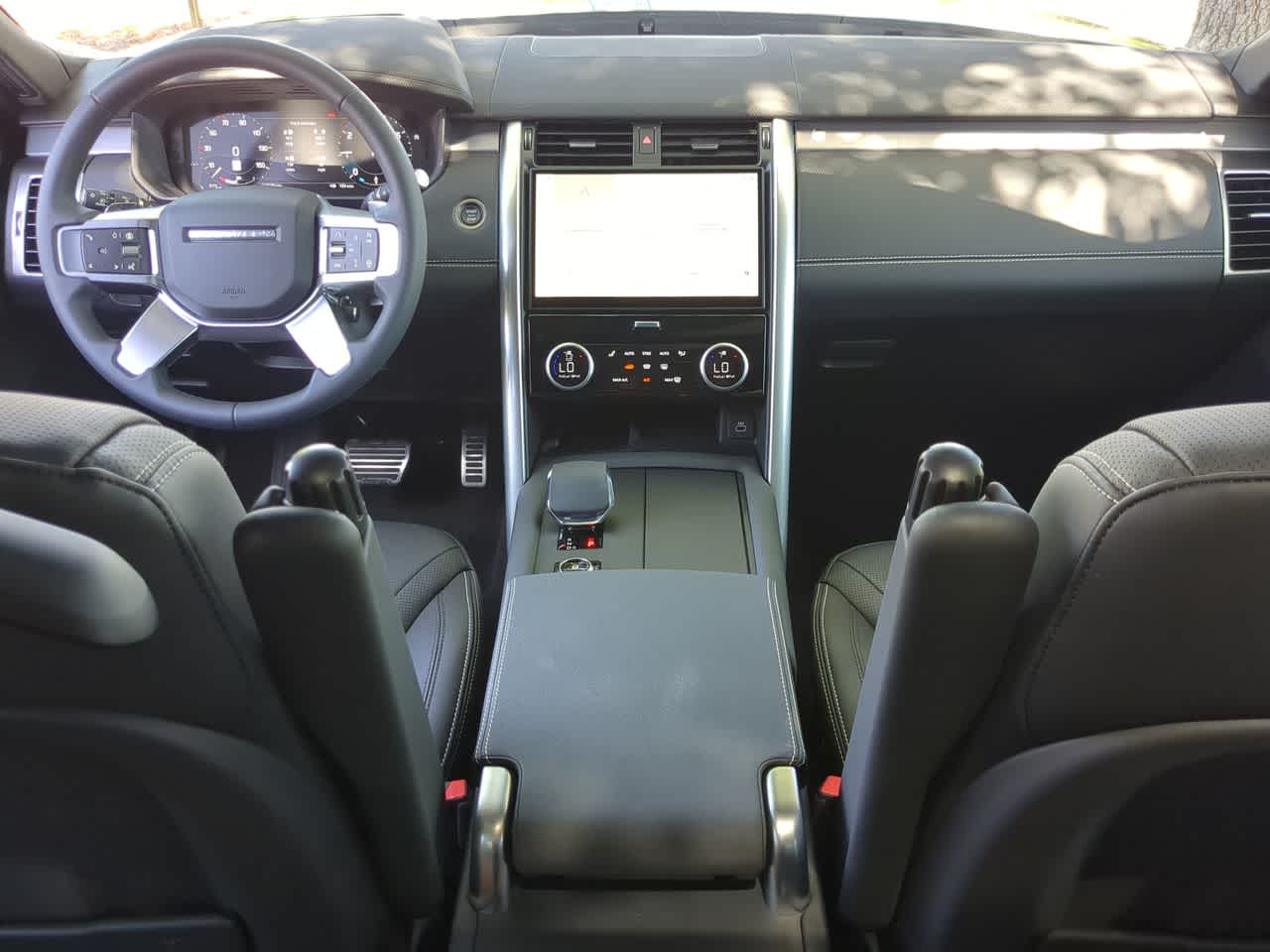 Thumbnail: 2025 Land Rover Discovery - 16