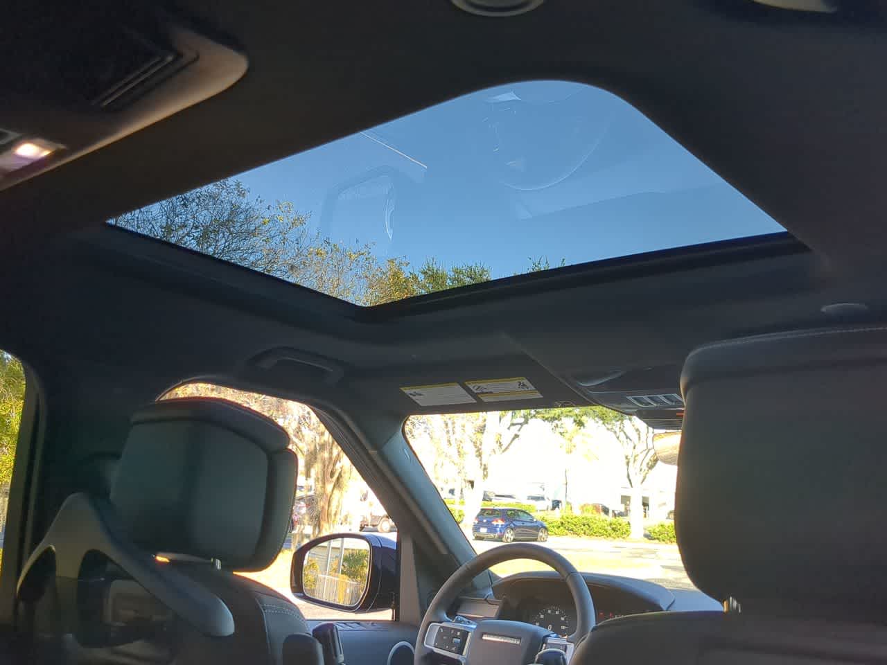 Thumbnail: 2026 Land Rover Discovery - 22