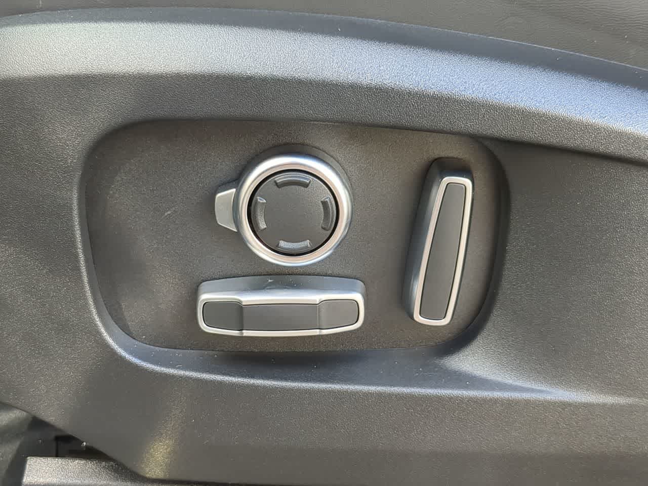 Thumbnail: 2025 Land Rover Defender - 18