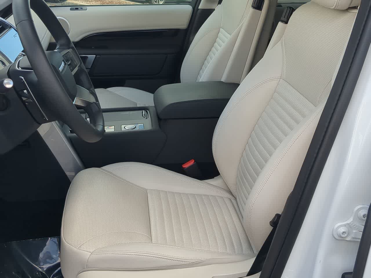 Thumbnail: 2025 Land Rover Discovery - 17