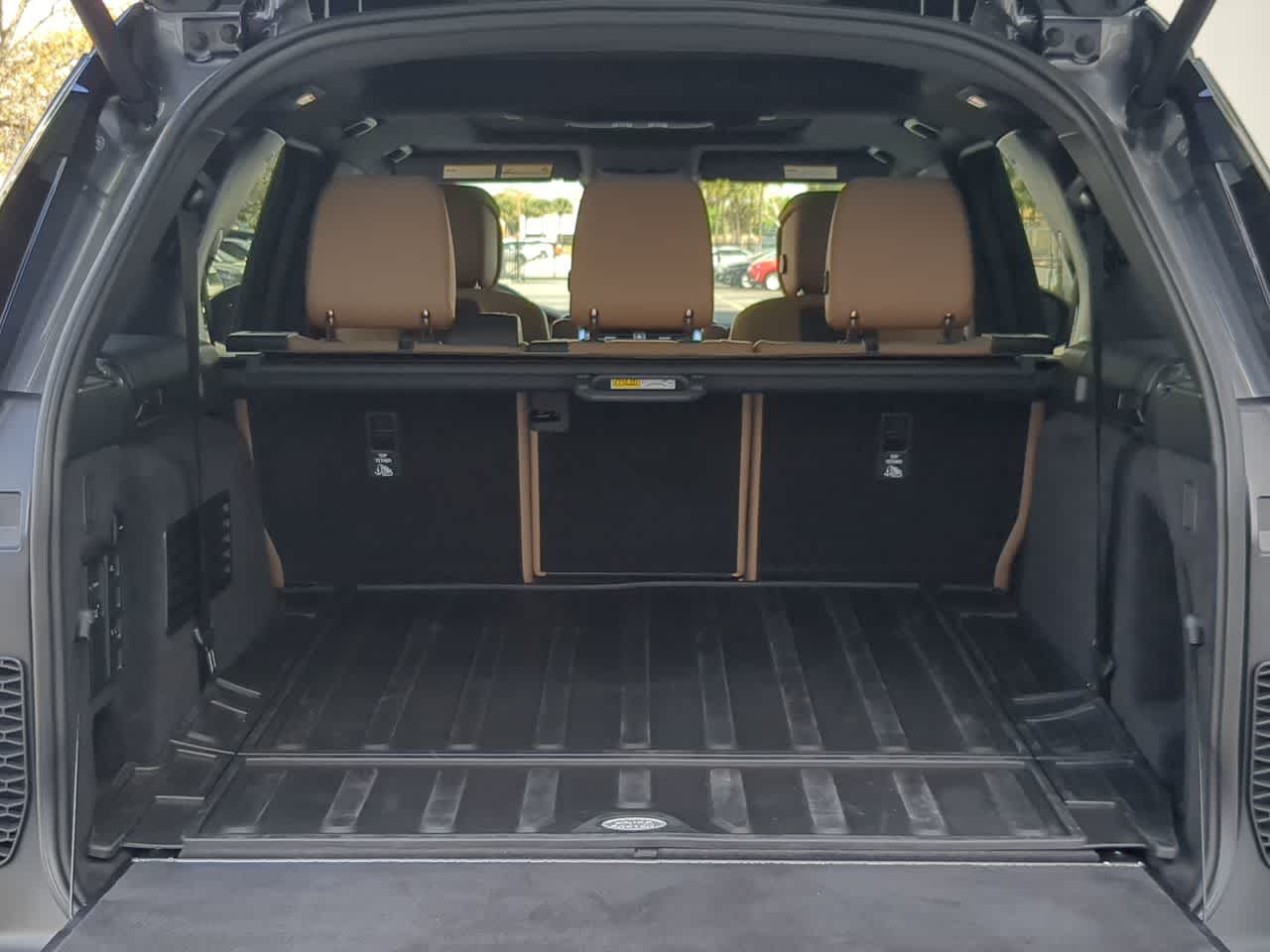 Thumbnail: 2025 Land Rover Discovery - 37