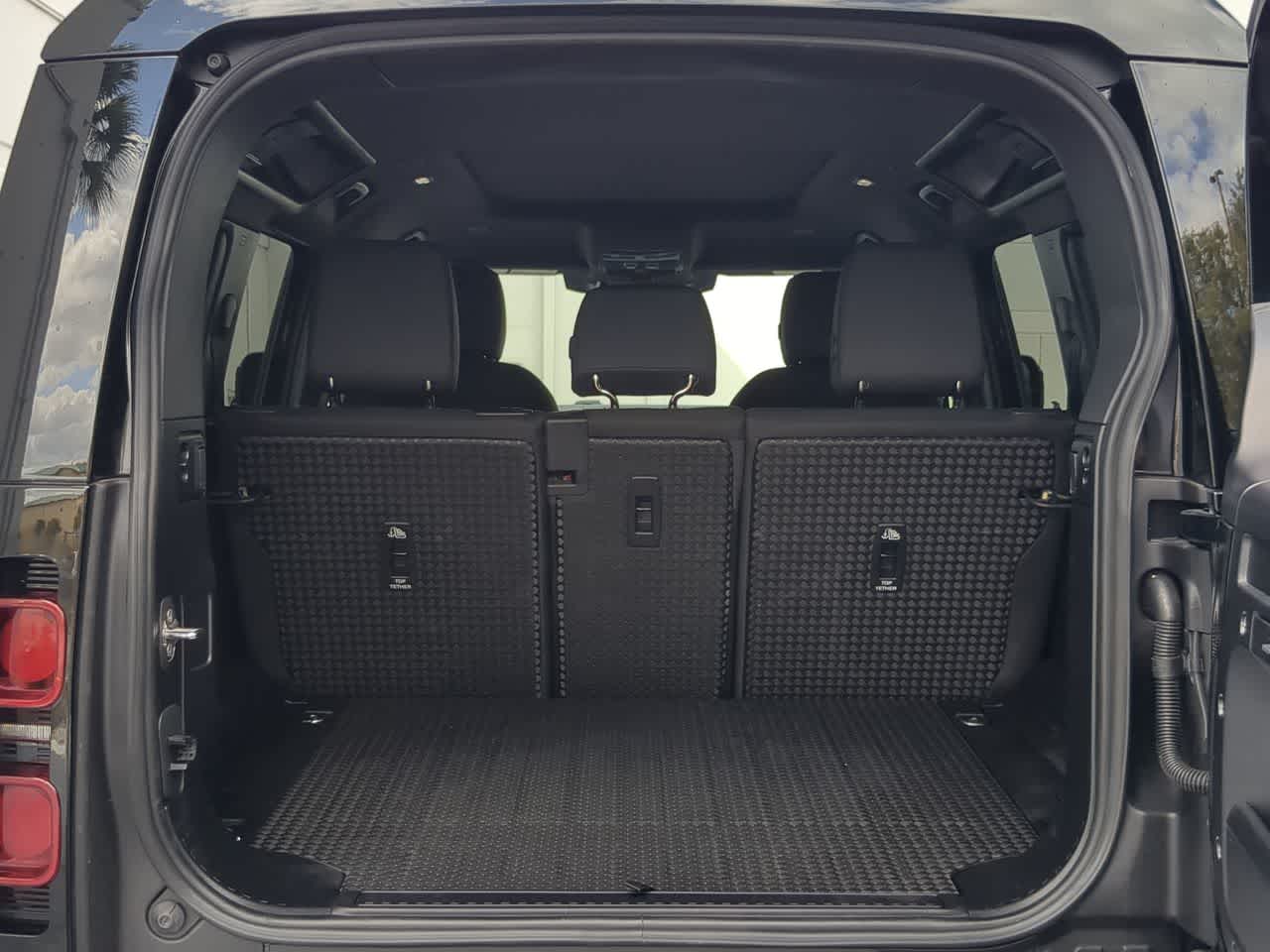 Thumbnail: 2025 Land Rover Defender - 35