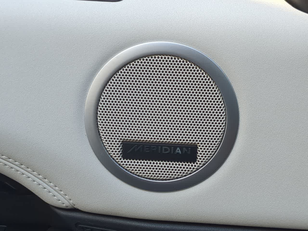 Thumbnail: 2025 Land Rover Discovery - 31