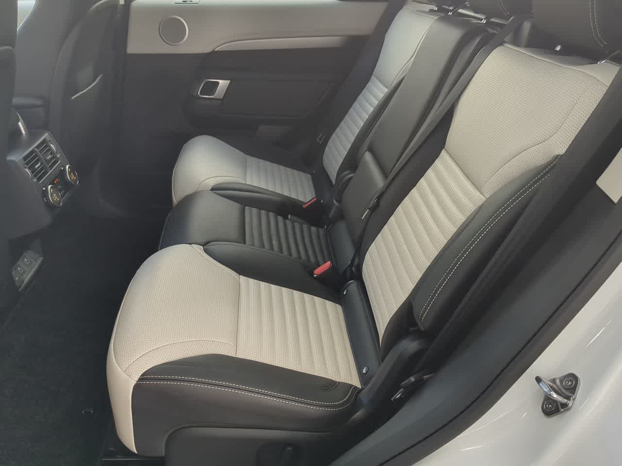 Thumbnail: 2025 Land Rover Discovery - 21