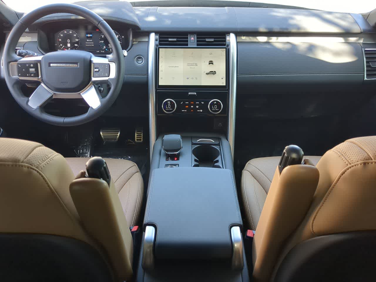 Thumbnail: 2025 Land Rover Discovery - 15