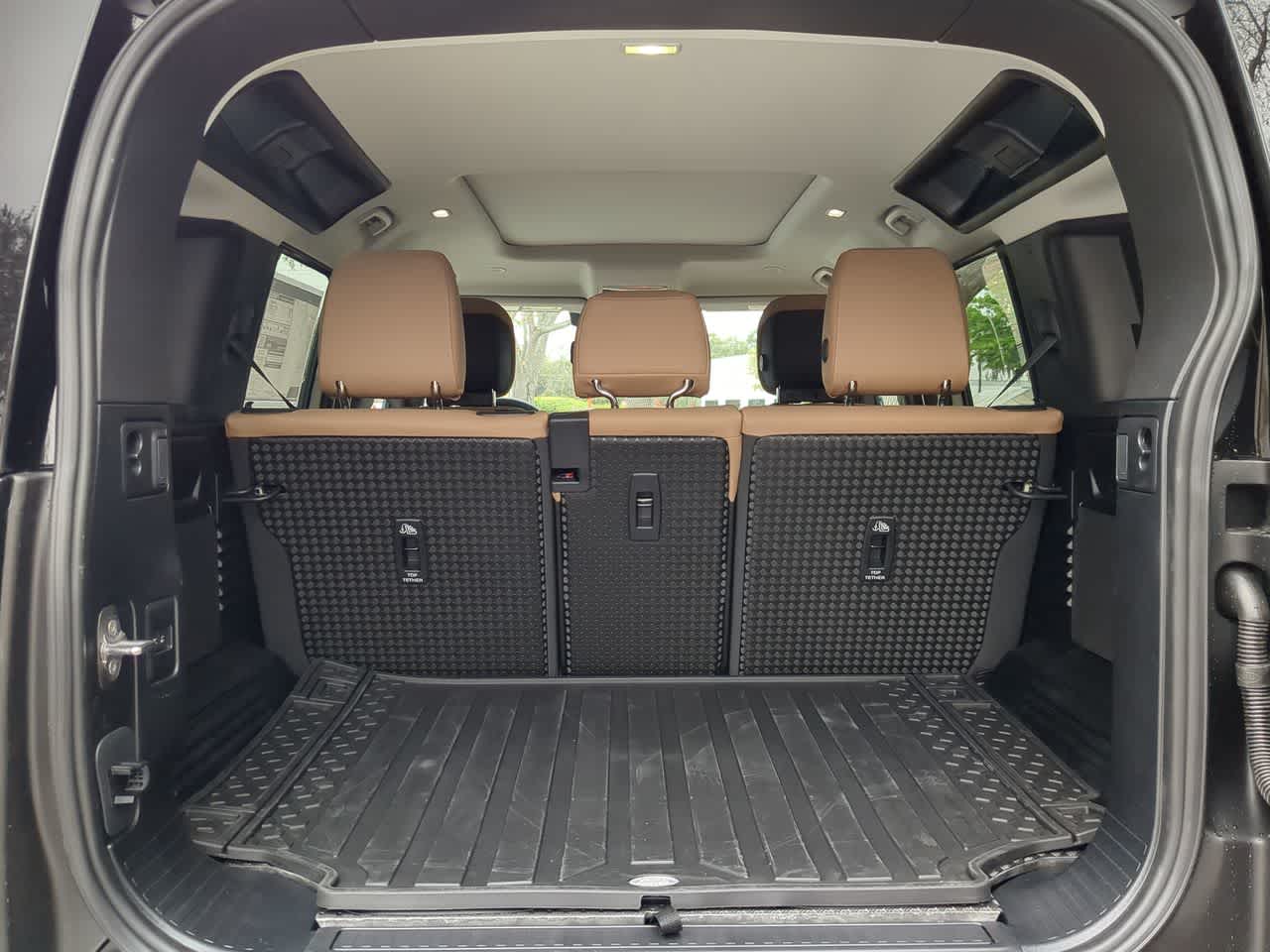 2025 Land Rover Defender 110 37