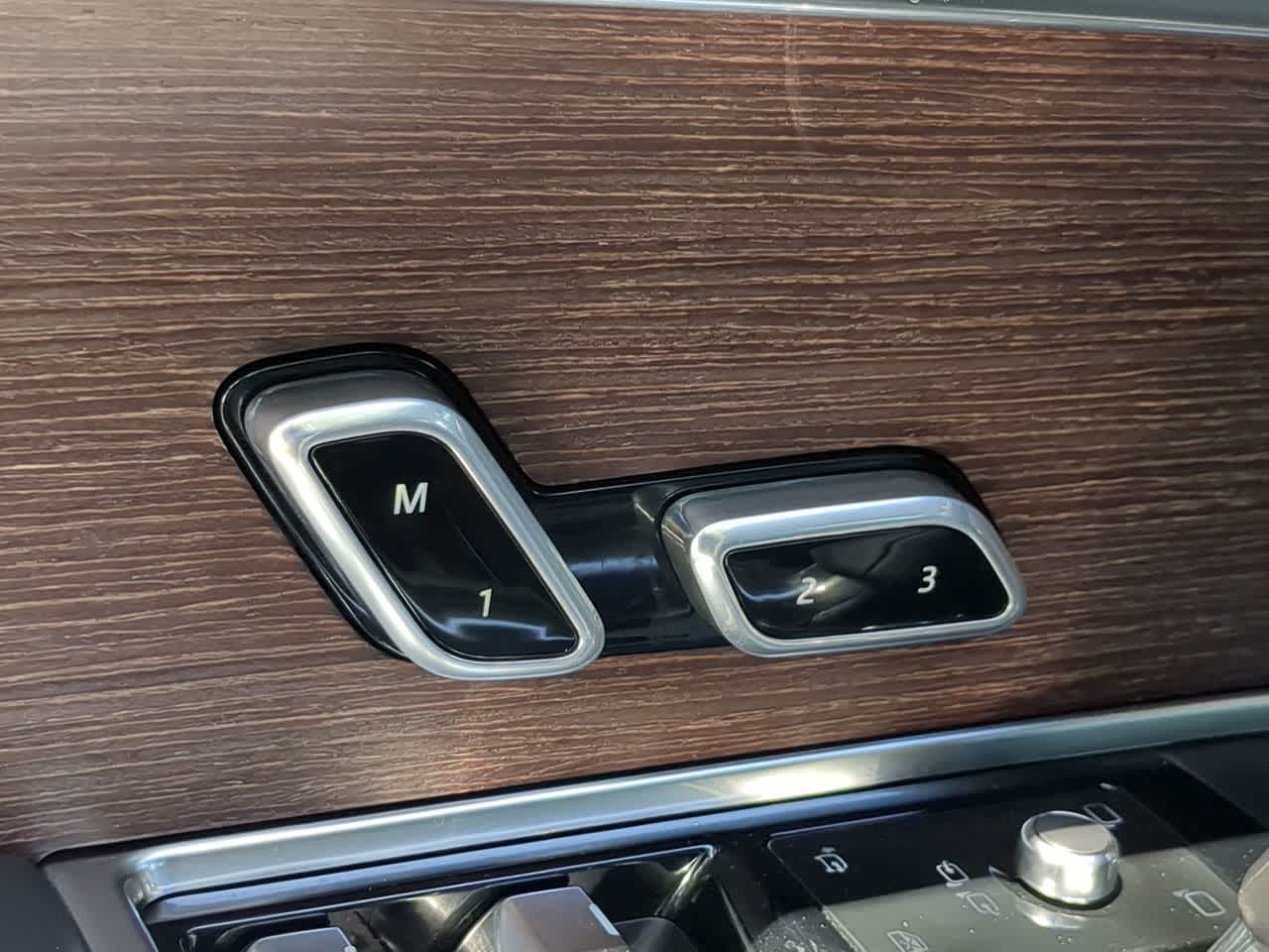 2025 Land Rover Range Rover SE - Photo 18