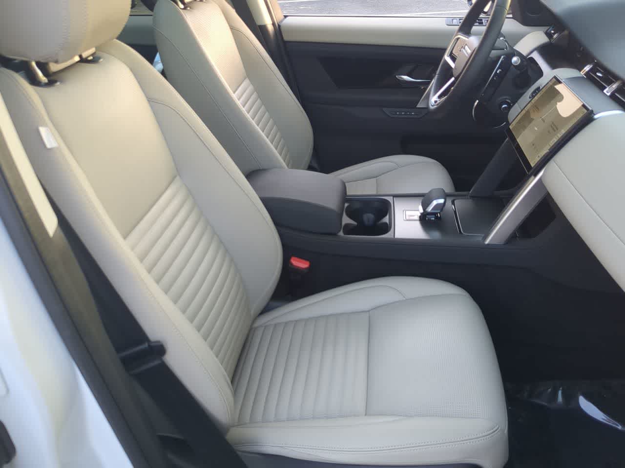 Thumbnail: 2025 Land Rover Discovery Sport - 23