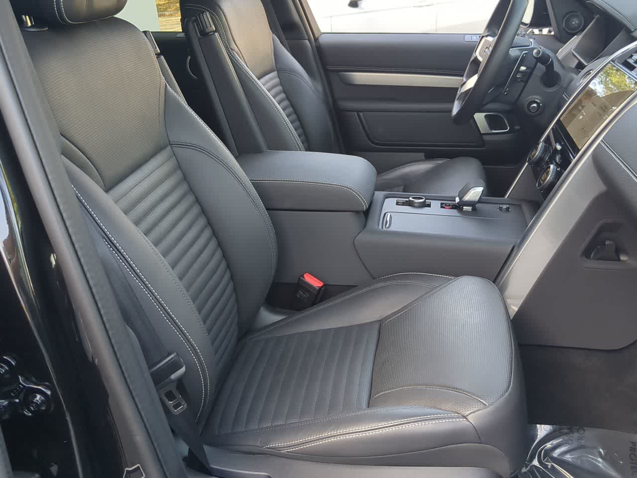 Thumbnail: 2025 Land Rover Discovery - 23