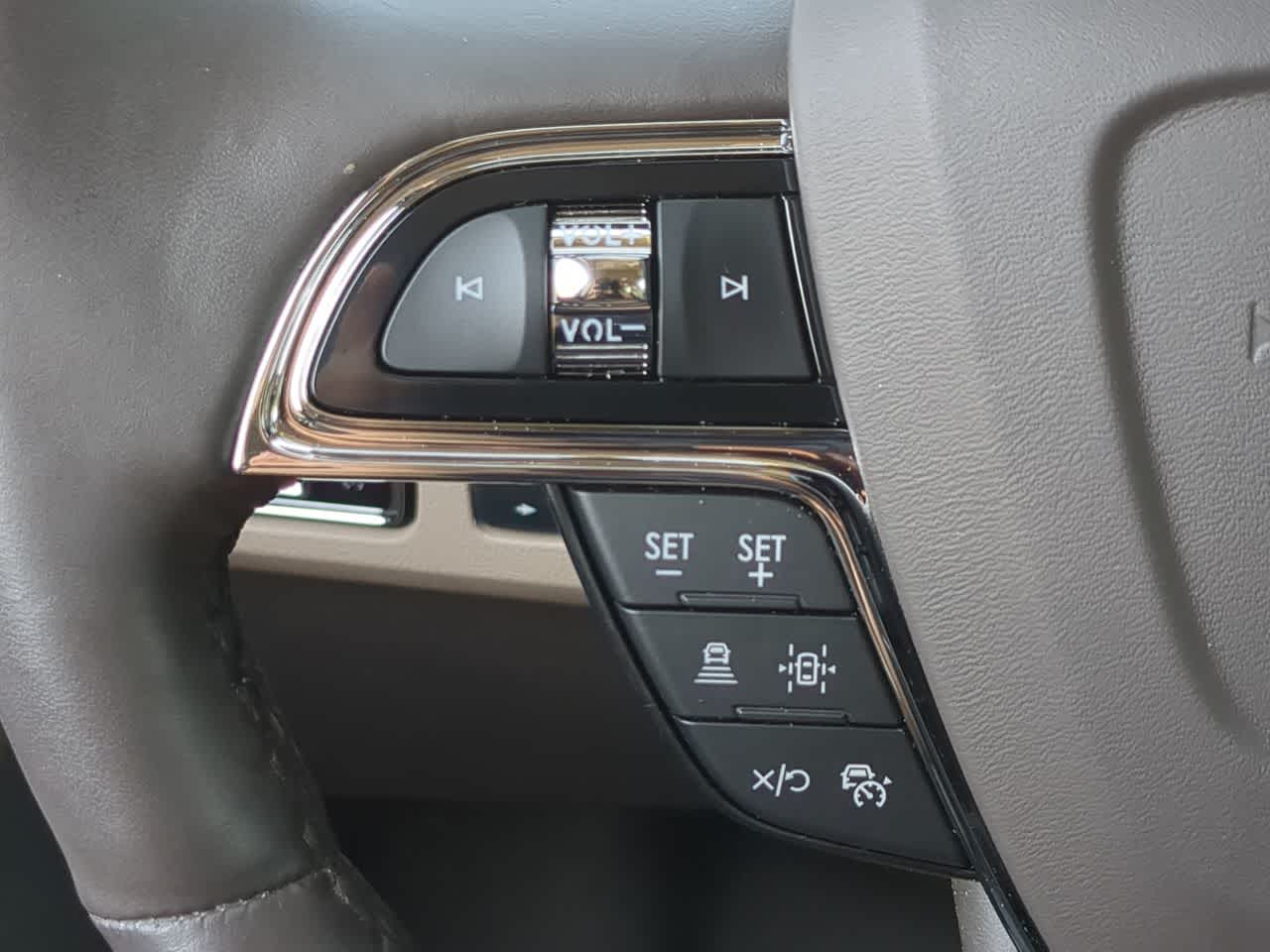 Thumbnail: 2024 Lincoln Navigator - 24