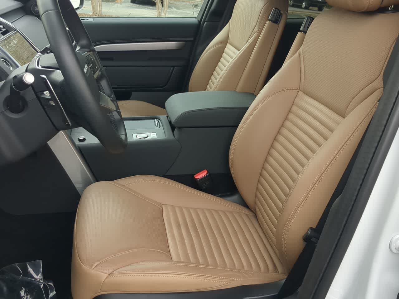 Thumbnail: 2025 Land Rover Discovery - 17