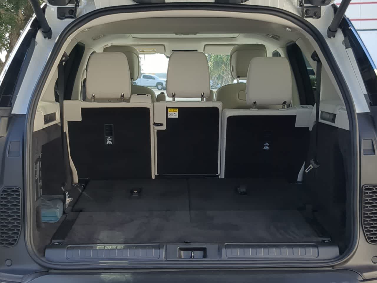 Thumbnail: 2025 Land Rover Discovery - 37