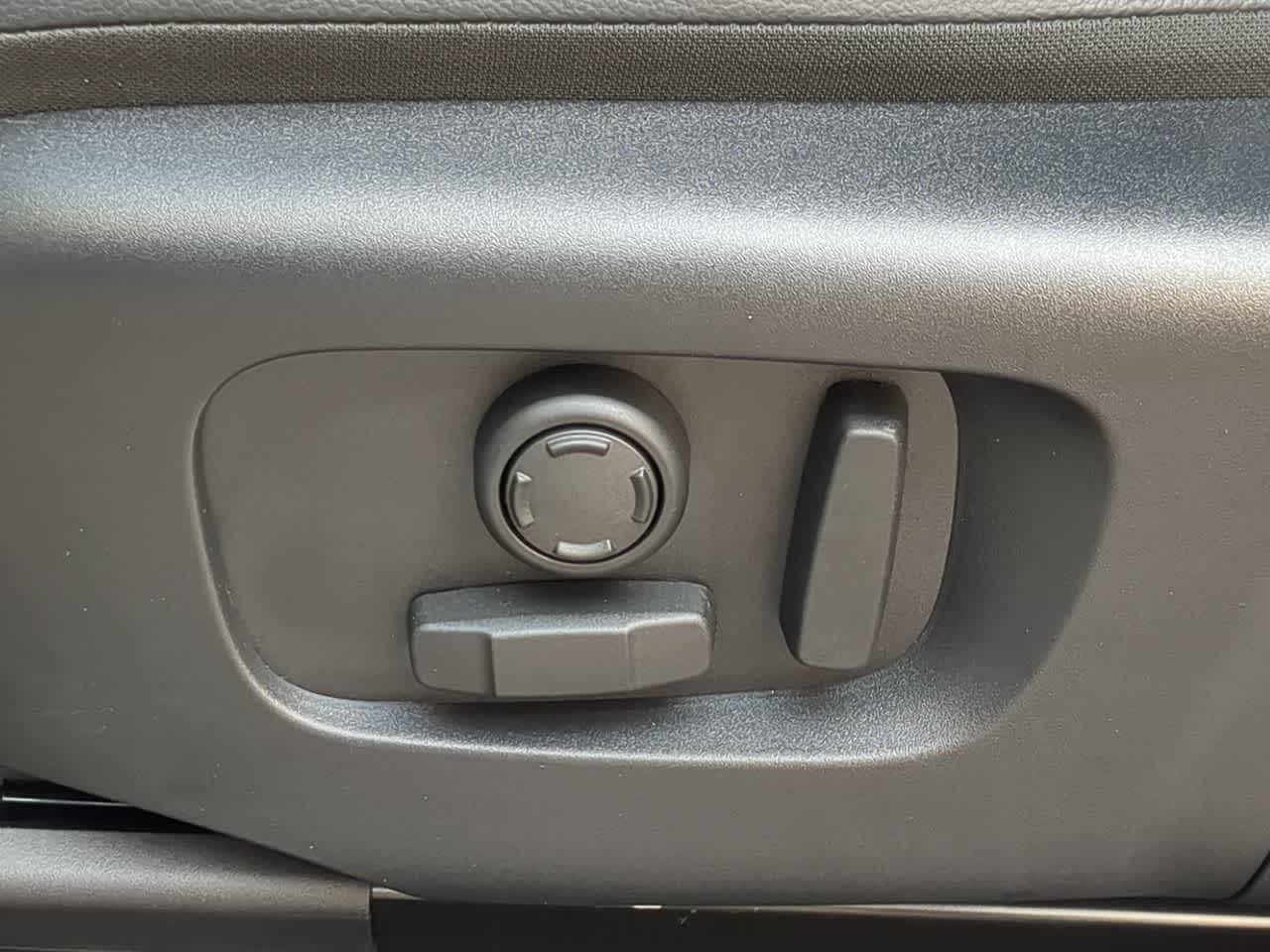 Thumbnail: 2026 Land Rover Range Rover Evoque - 17